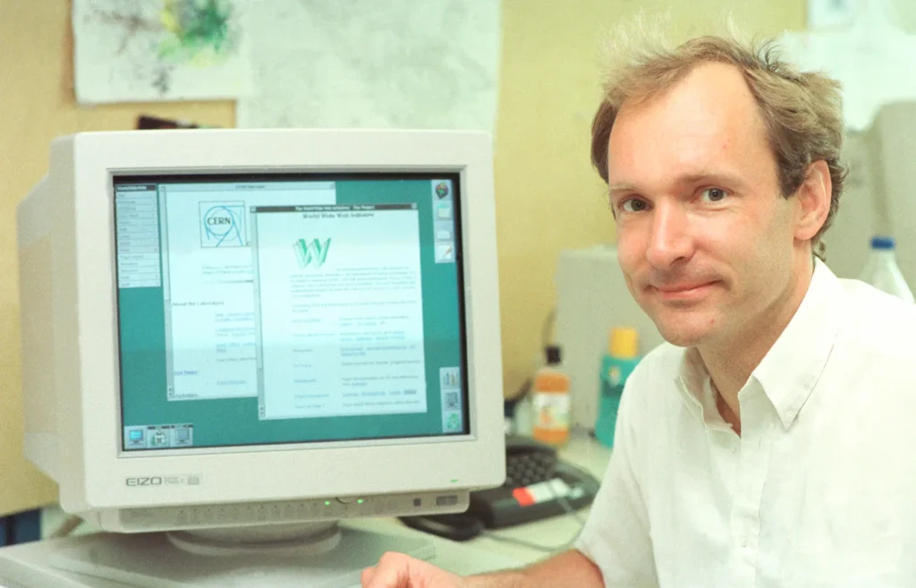 Tim Berners-Lee con su computadora